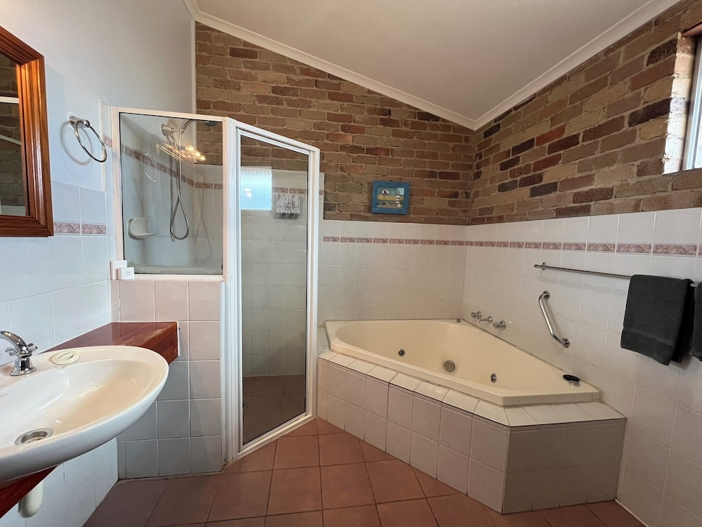 REST POINT MOTOR INN 55/58