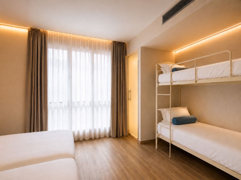 غرفة رباعية بسرير مزدوج وسرير بطابقين، Petit Palace Plaza Espana 9/10