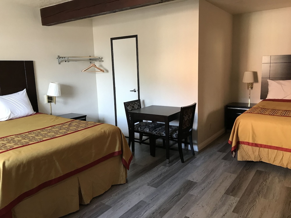 Manhattan Inn & Suites photo5