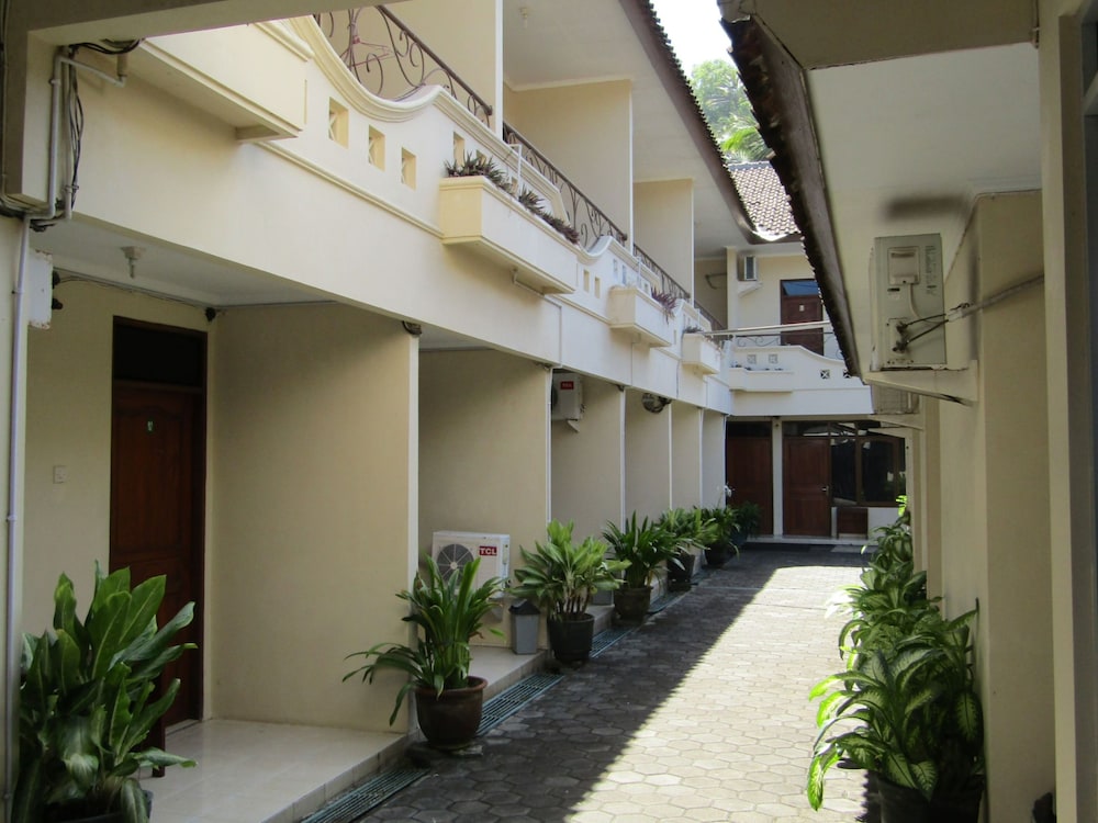 Hotel Family Syariah 1 by ZUZU 2/26