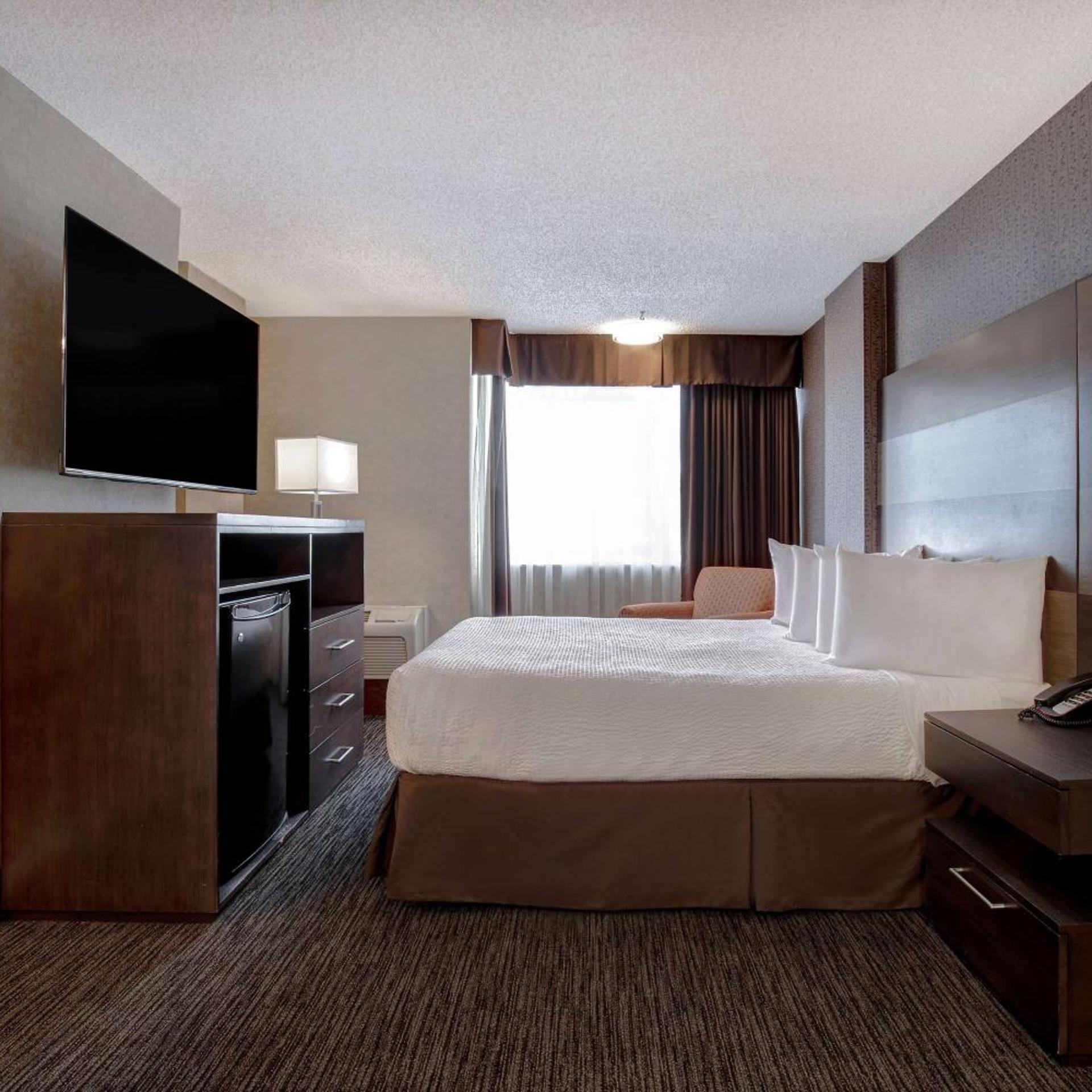 غرفة بسرير كينج وسرير كوين لذوي الإعاقة، Days Inn by Wyndham Calgary South 2/8