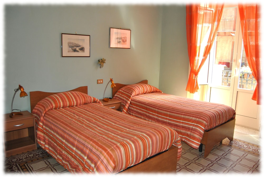 BASIC, DOUBLE OR TWIN BED, CITY VIEW