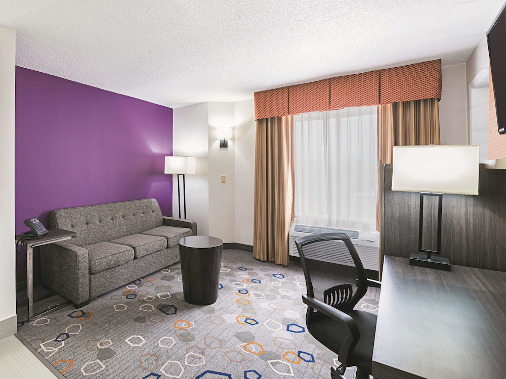 La Quinta Inn & Suites by Wyndham Minneapolis Northwest 32/39