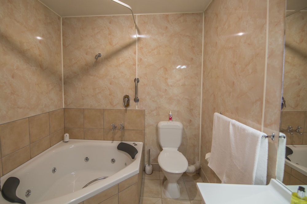 استوديو بسرير كينج بحوض جاكوزي، Amross Court Motor Lodge 2/2