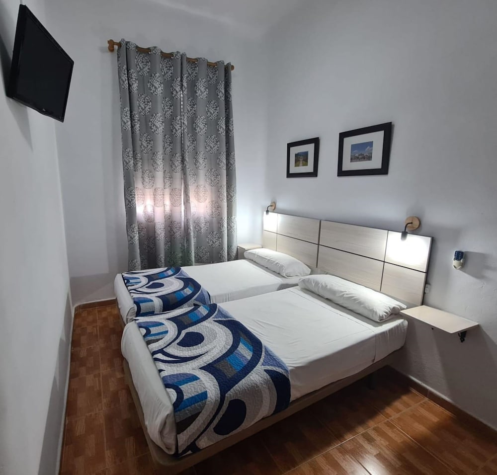ROOM, TWIN BEDS, SHARED BATHROOM