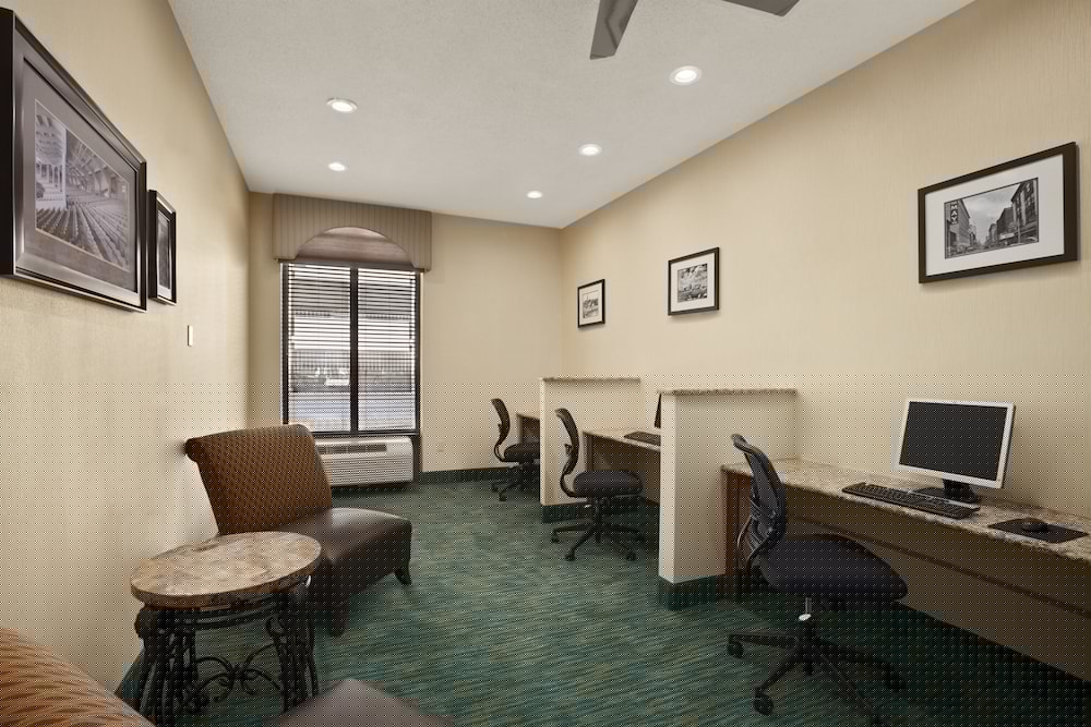 Days Inn By Wyndham Baltimore Inner Harbor 47/52