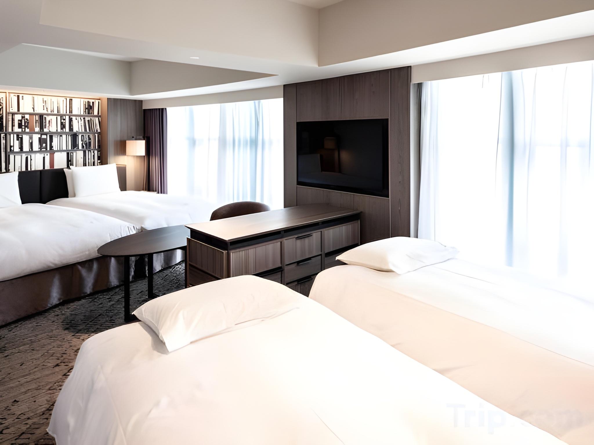 Episode 4, Twin Beds, Club Floor