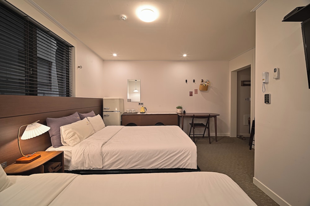 STANDARD, 2 DOUBLE BEDS