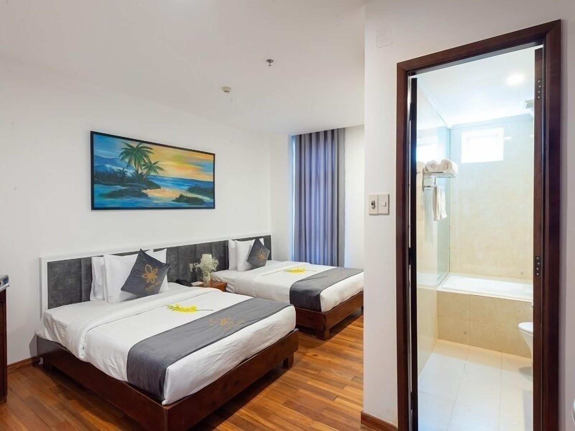 PANORAMIC, TRIPLE, 2 DOUBLE BEDS, CITY VIEW, BATHTUB
