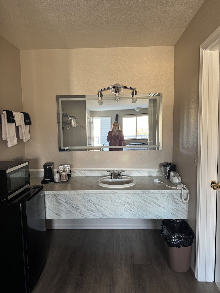 Bayview Inn 7/45