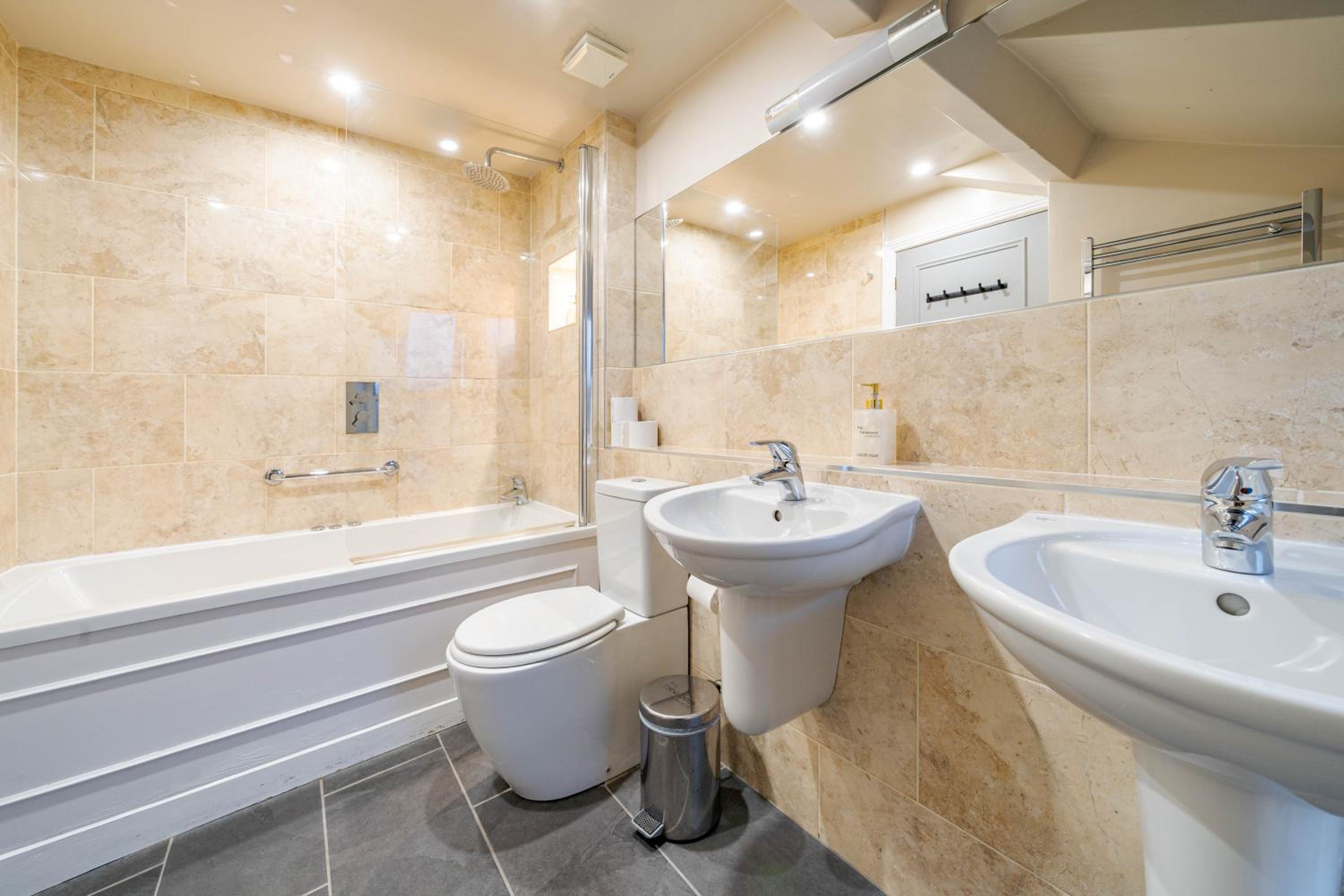 Waterhead Rooms & Suites - Parking and Light Breakfast 31/43