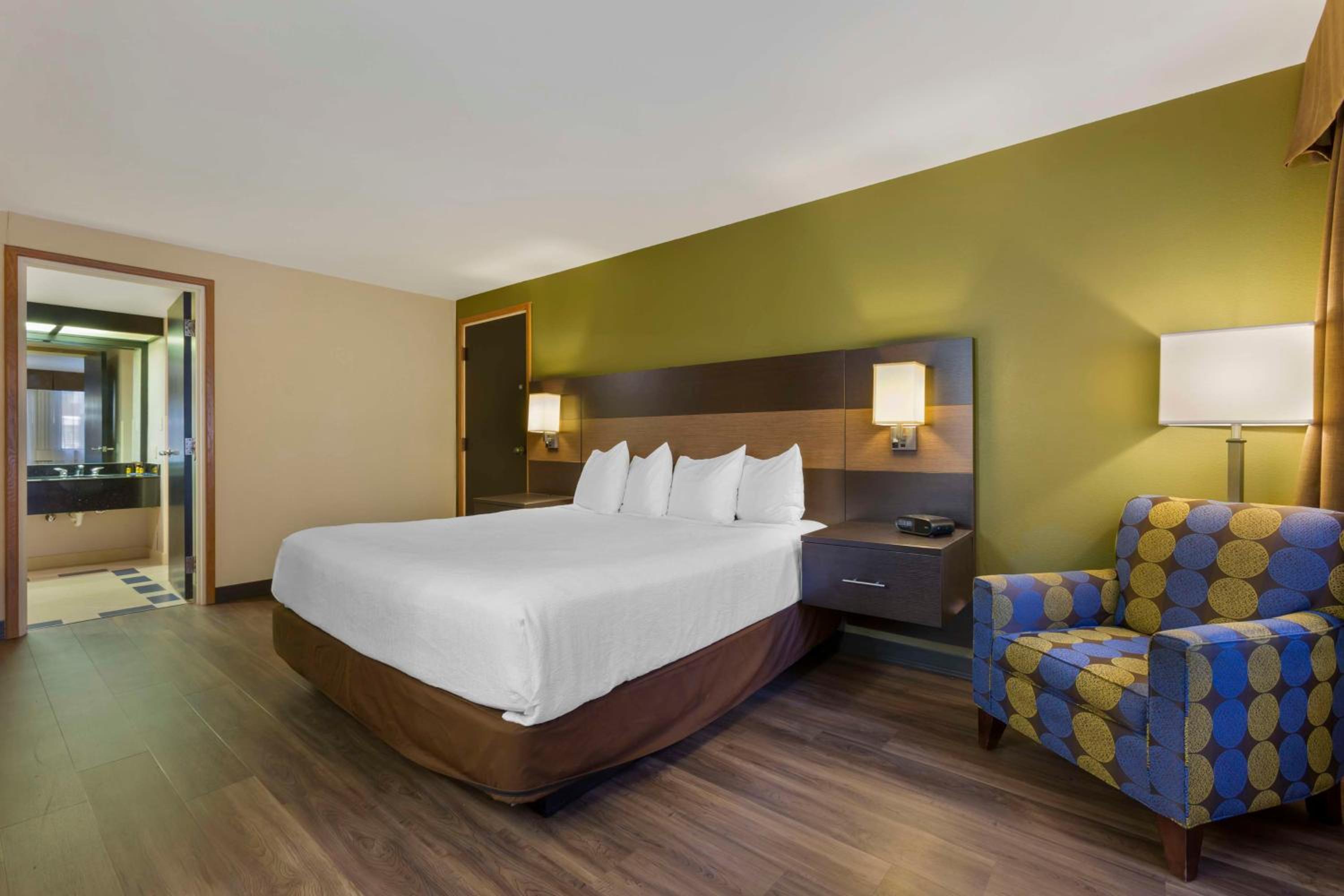 Deluxe, Suite, King Bed, Pool Side