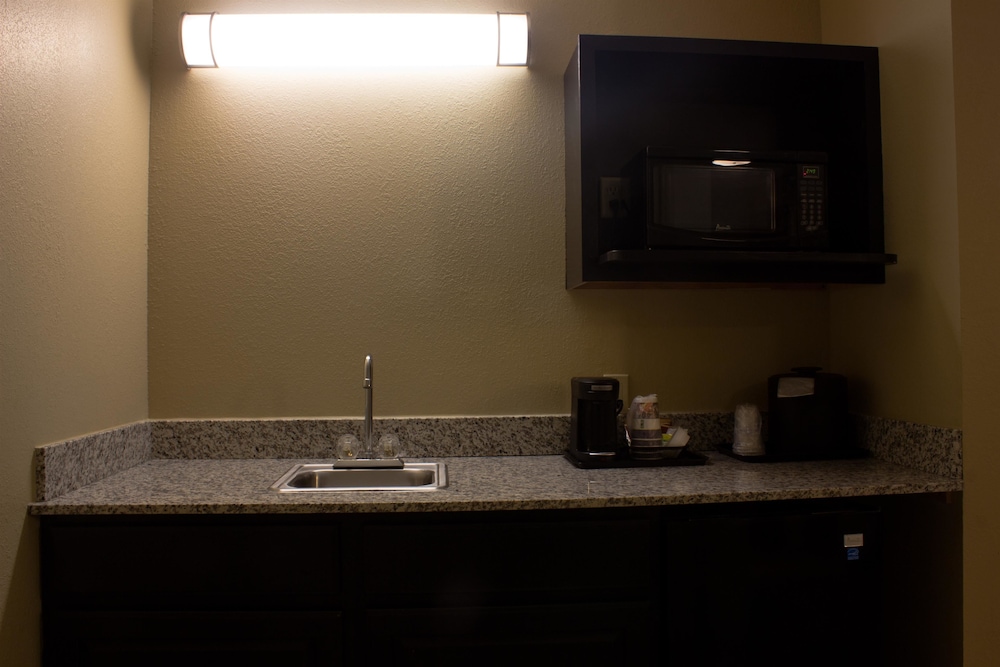 Best Western Plus Menomonie Inn & Suites 16/39