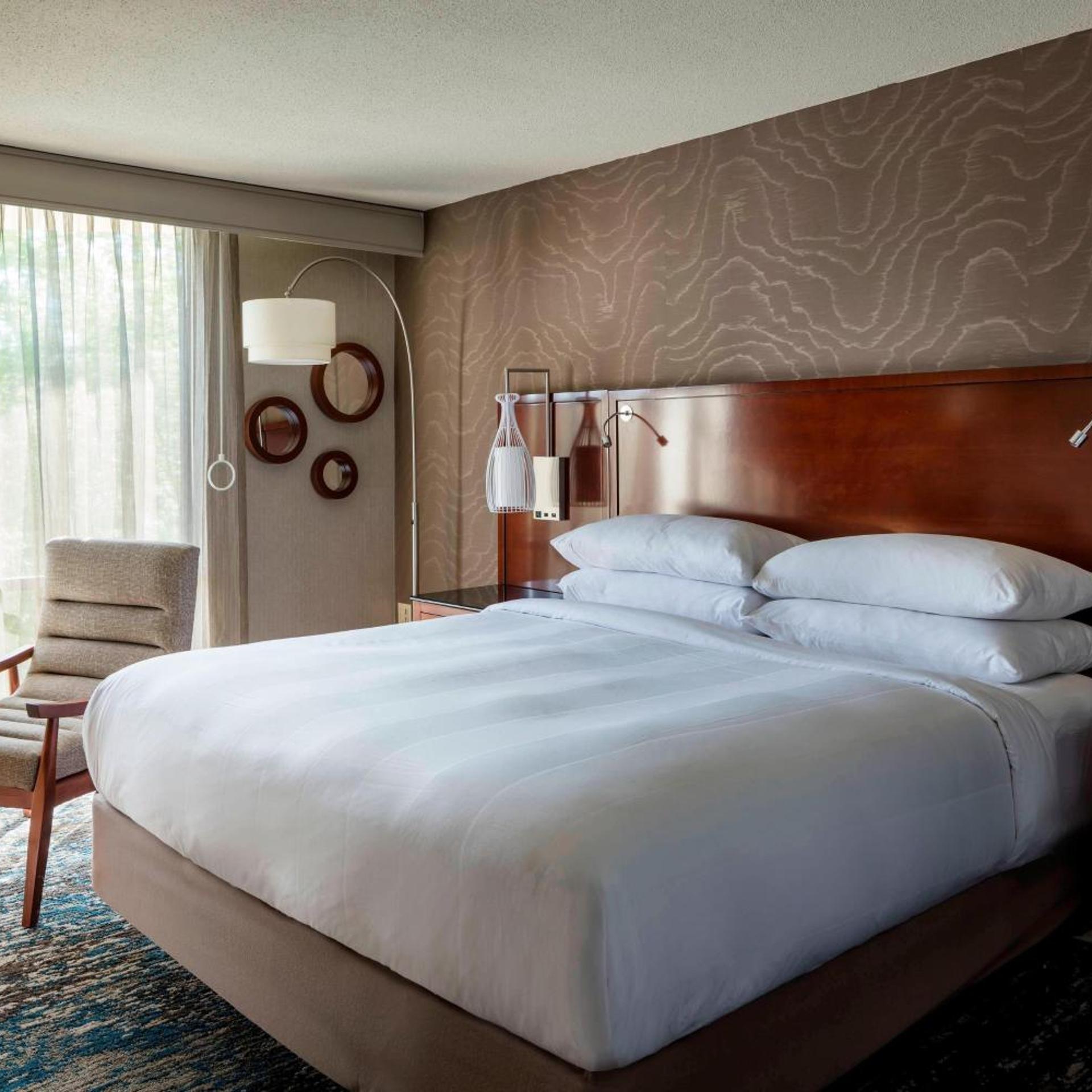 غرفة بسرير كينج بشرفة لذوي الإعاقة، Boston Marriott Newton 2/8