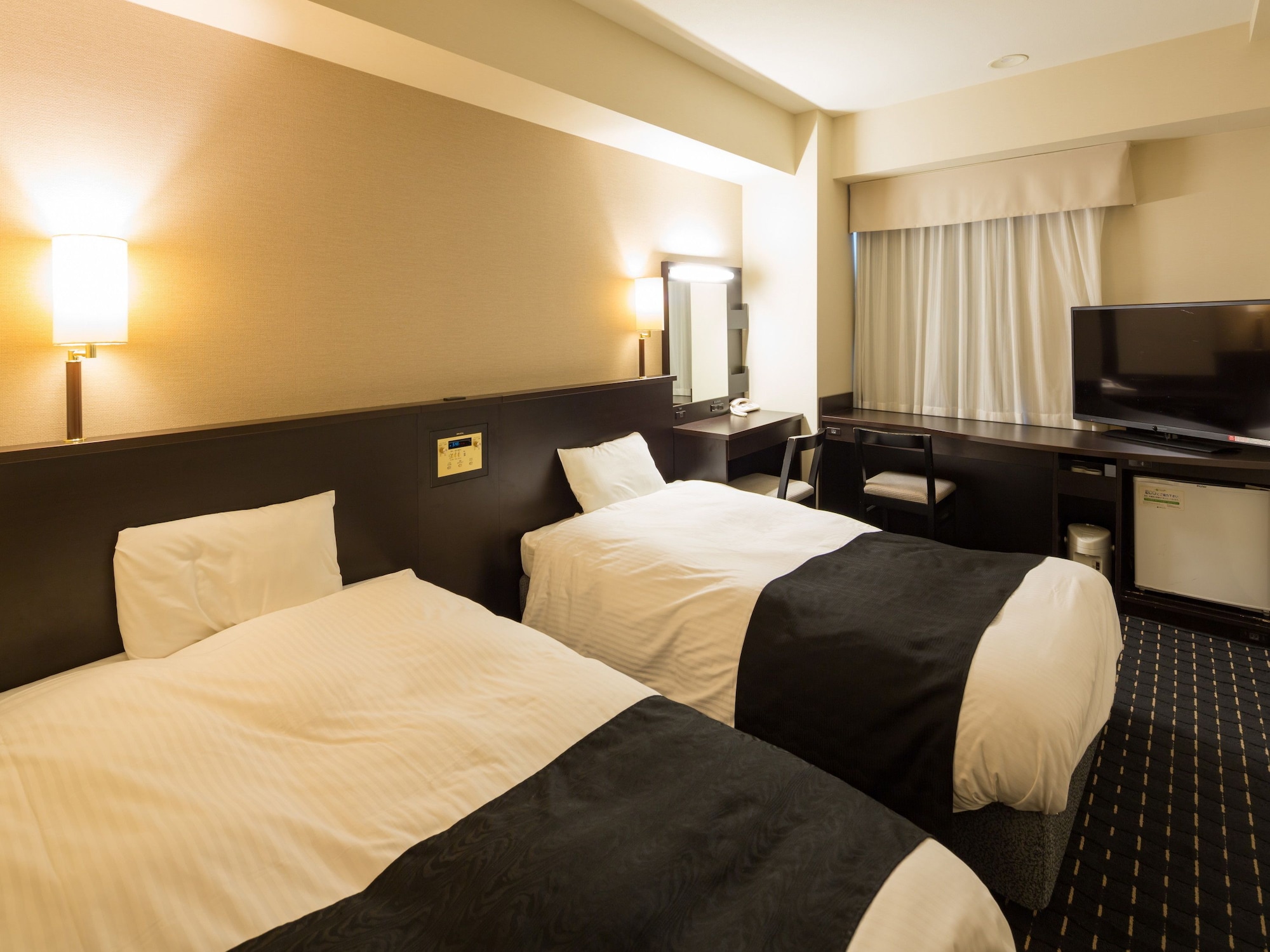 غرفة بسريرين منفصلين في المبنى الرئيسي للمدخنين، Apa Villa Hotel Tsubamesanjo-Ekimae 3/7