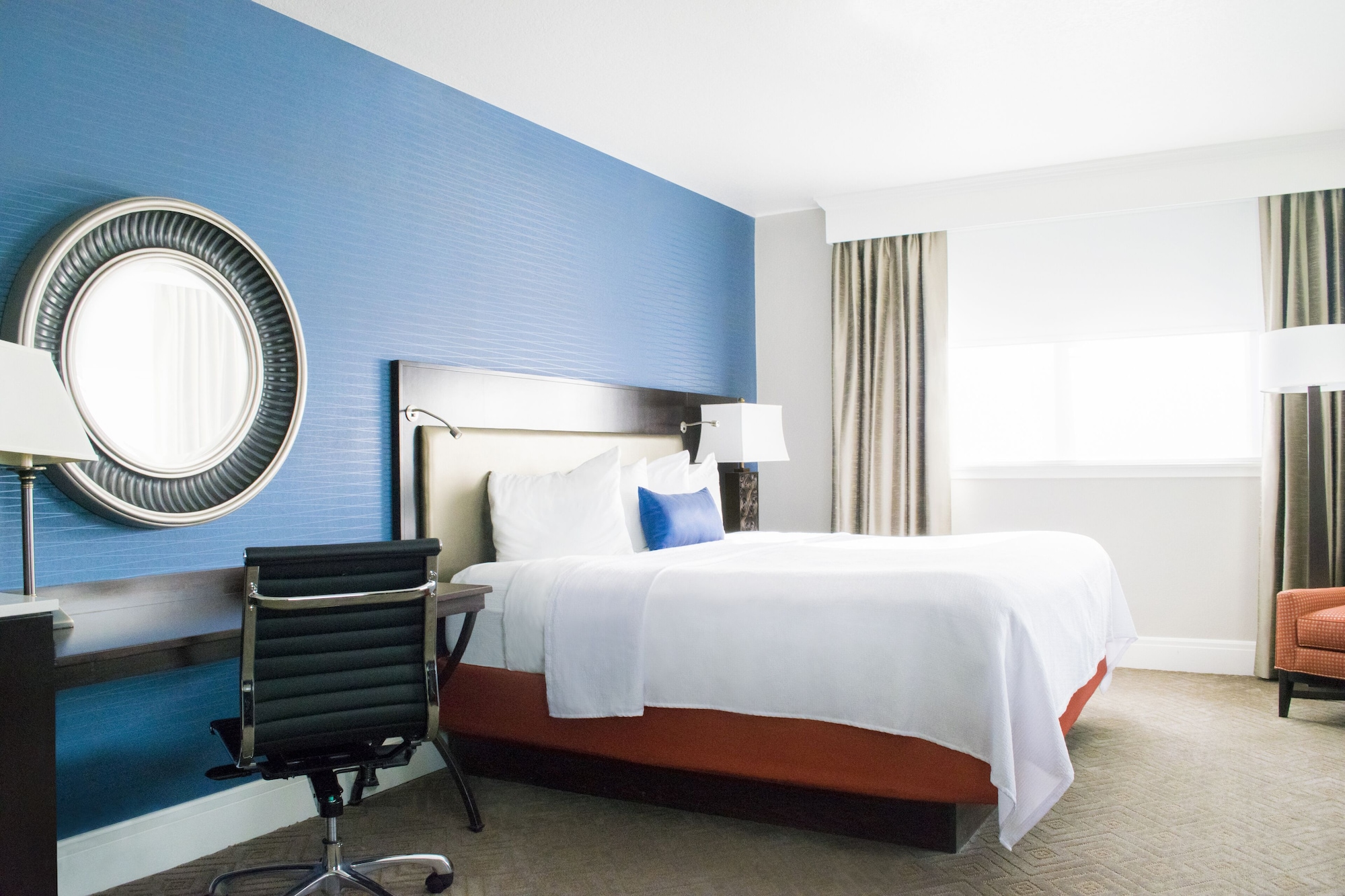 DELUXE, KING BED, ACCESSIBLE