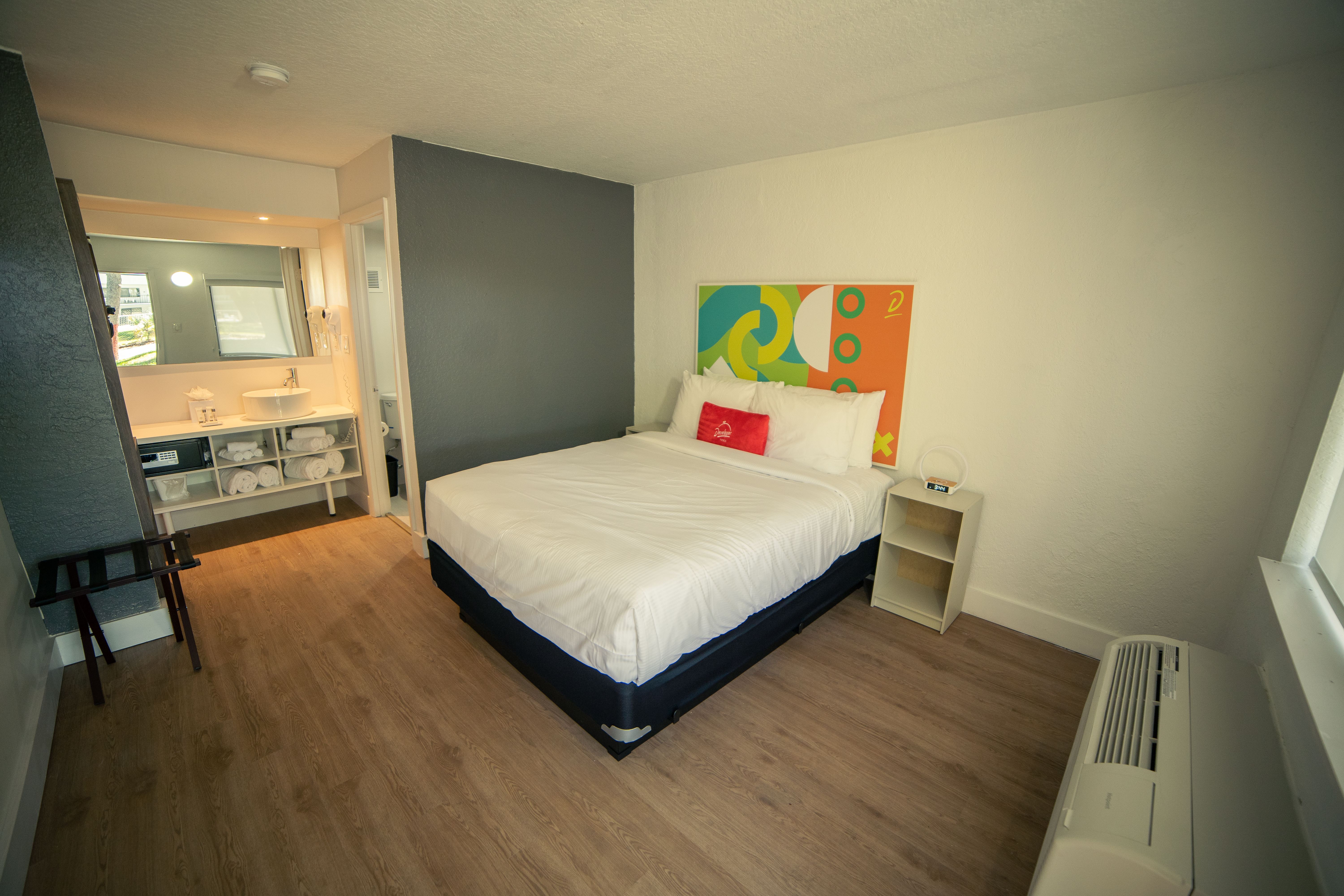 ROOM, QUEEN BED