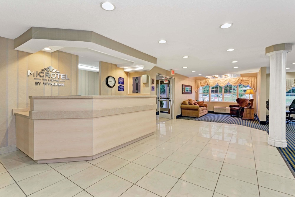 Lobby at MICROTEL INN SUITES BY WYNDHAM FLORENCE CINCINNATI AIRPORT, FLORENCE - KY