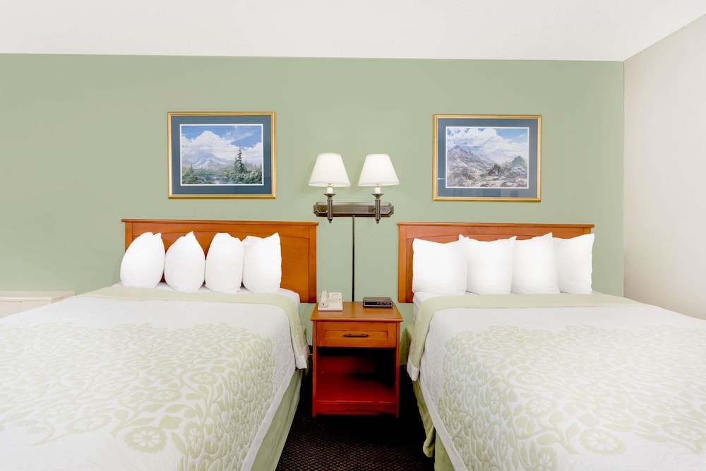 Days Inn by Wyndham Cedar Falls - University Plaza 8/20