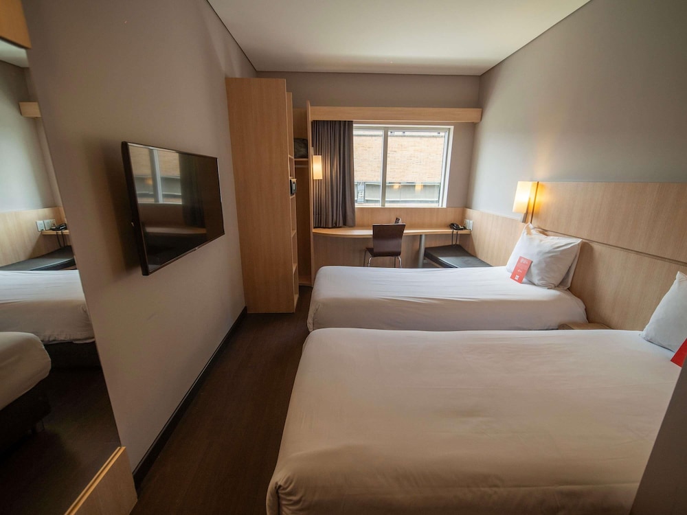 ROOM, TWIN BEDS