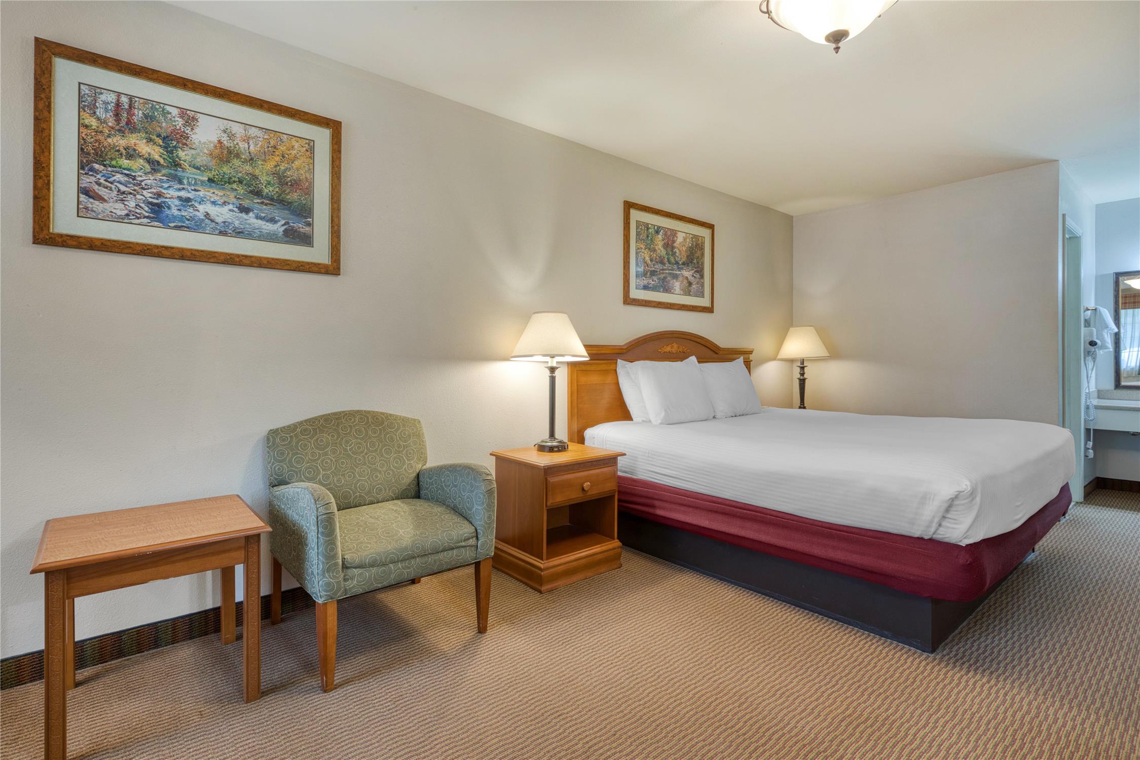غرفة بسرير كينج للمدخنين، SureStay Hotel By Best Western Leesville 2/6