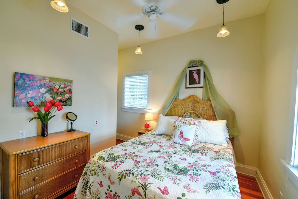 2 Bedrooms, Suite, King and Queen Bed, 2 Bathrooms, Sofa, Kitchenette, Pool Access