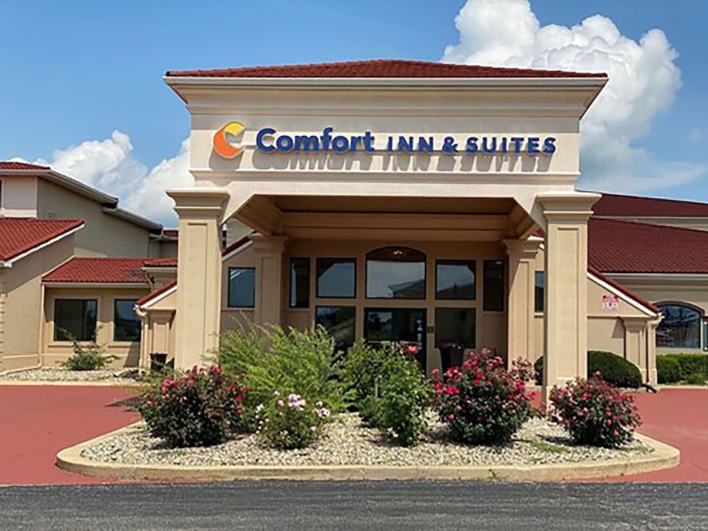 Comfort Inn and Suites At I-74 And 155 6/33