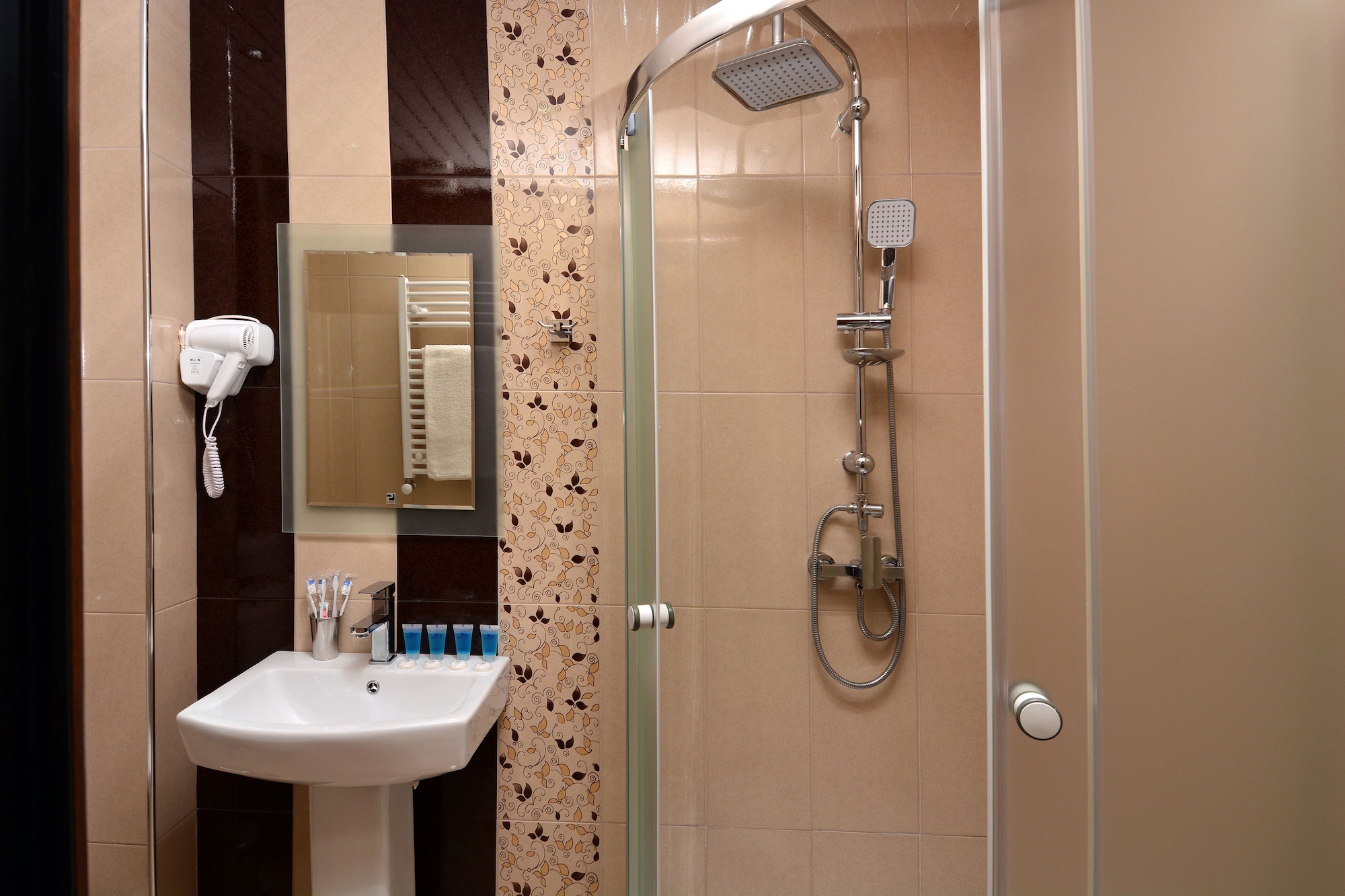 غرفة قياسية رباعية بسرير كوين وسريرين منفصلين، Hotel Diamond Dat Exx Company 2/2