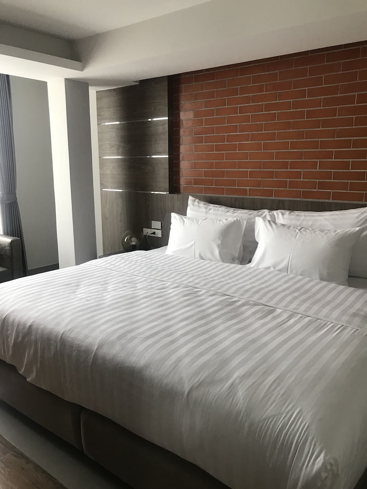 V20 Boutique Hotel 11/76