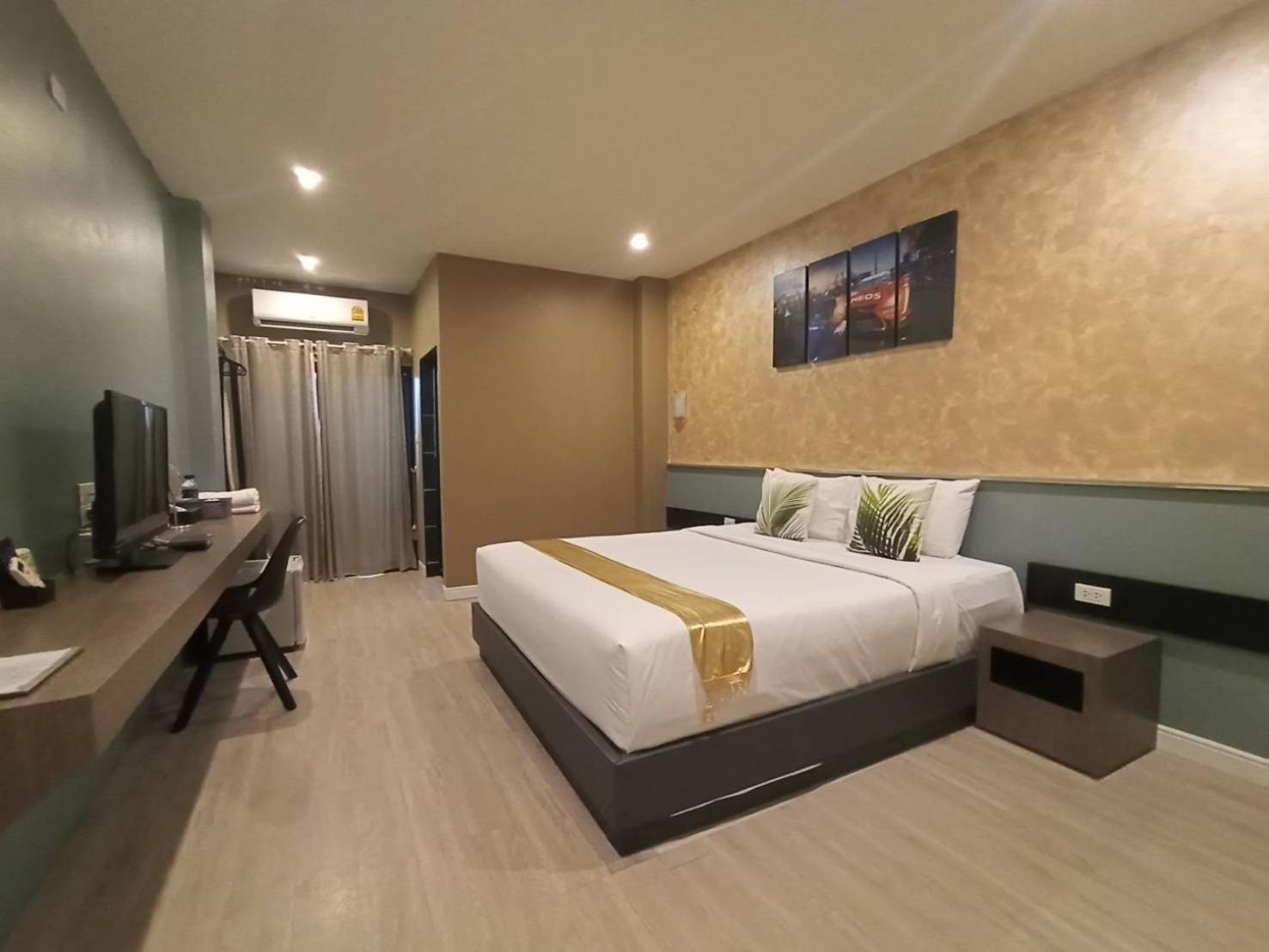 The S Hotel 33/82