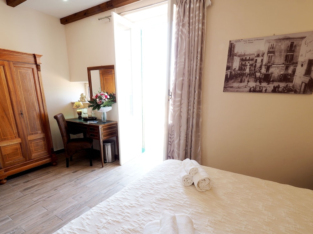 DELUXE, DOUBLE OR TWIN BED
