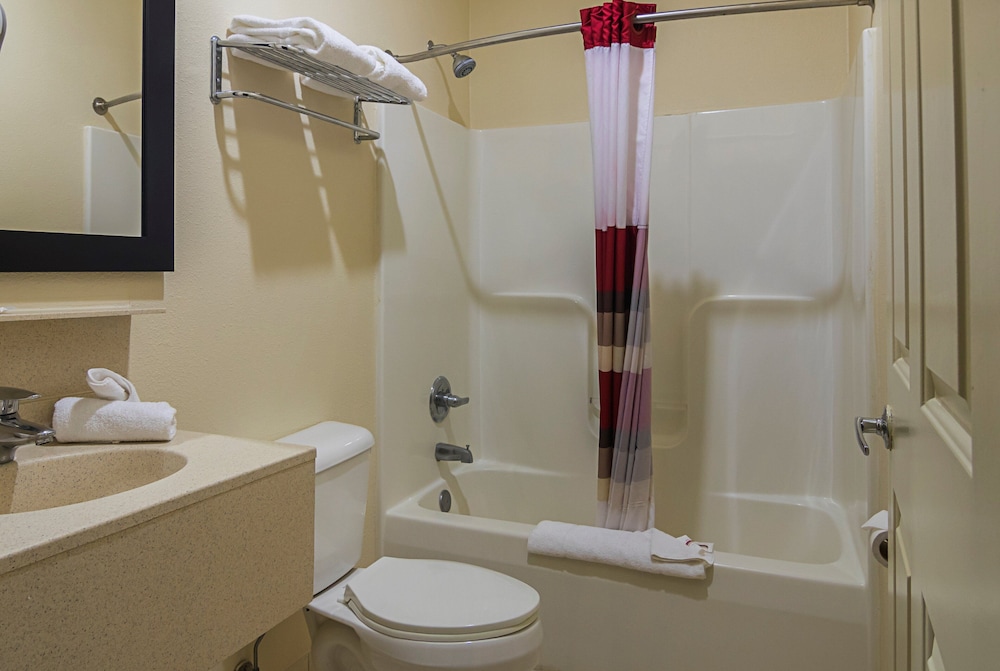 Red Roof Inn & Suites Lake Orion/Auburn Hills 16/37