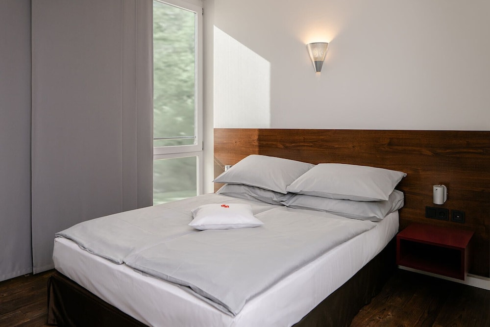 Standard, French Bed