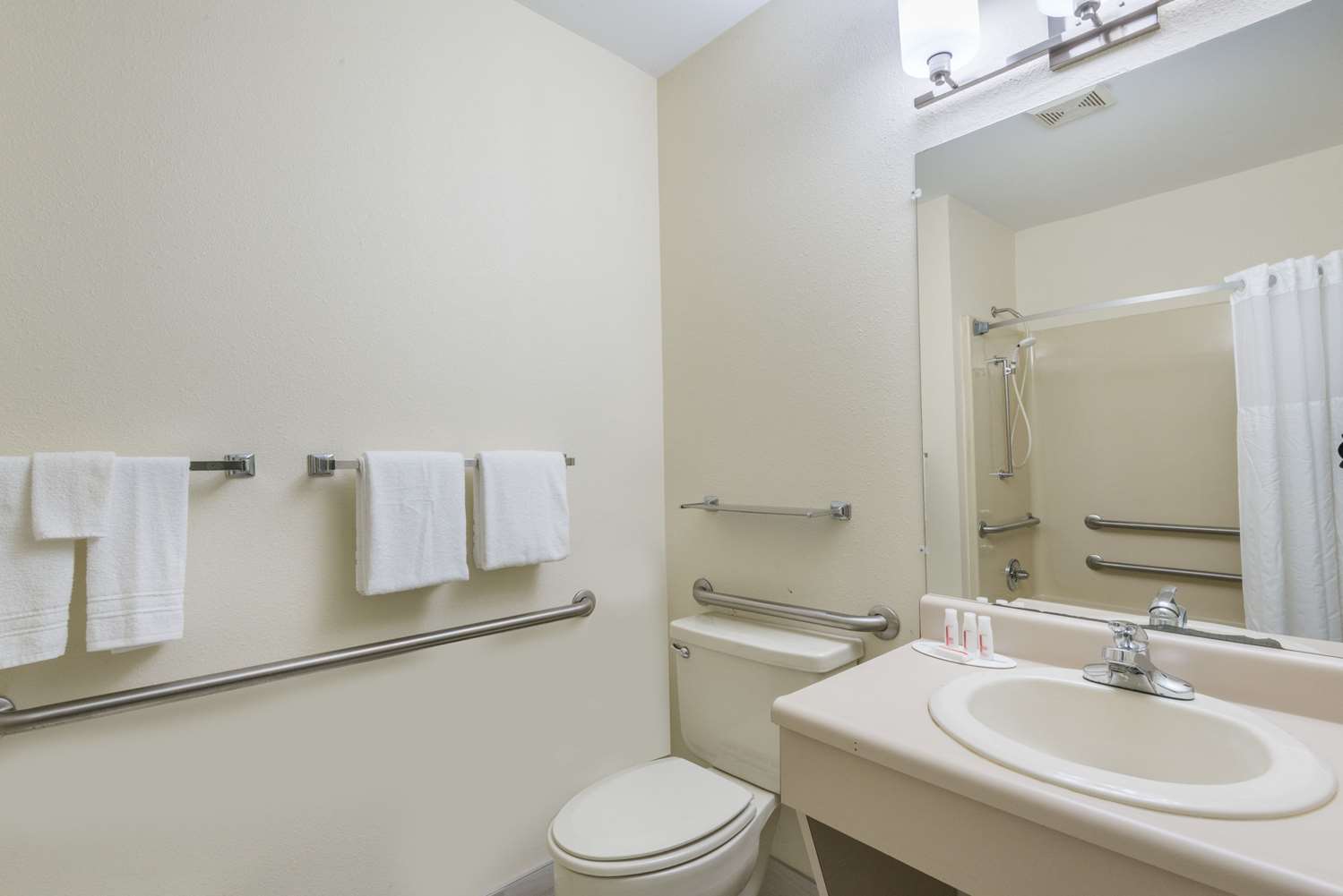 Days Inn by Wyndham Ashland KY 6/8