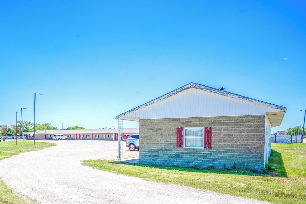 Green Acre Motel by OYO Near Rush County Airport in La Crosse