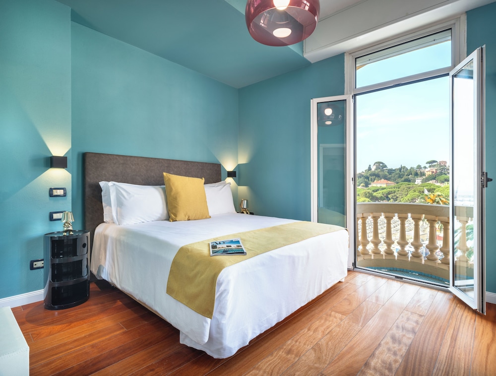 CLASSIC, PARTIAL SEA VIEW