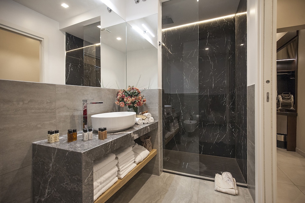 Roman Holidays Boutique Hotel 60/69