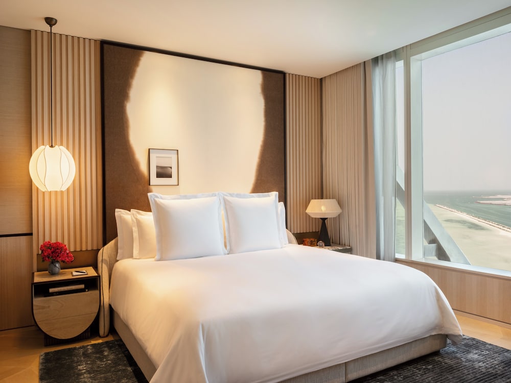 DELUXE, KING BED, GULF VIEW