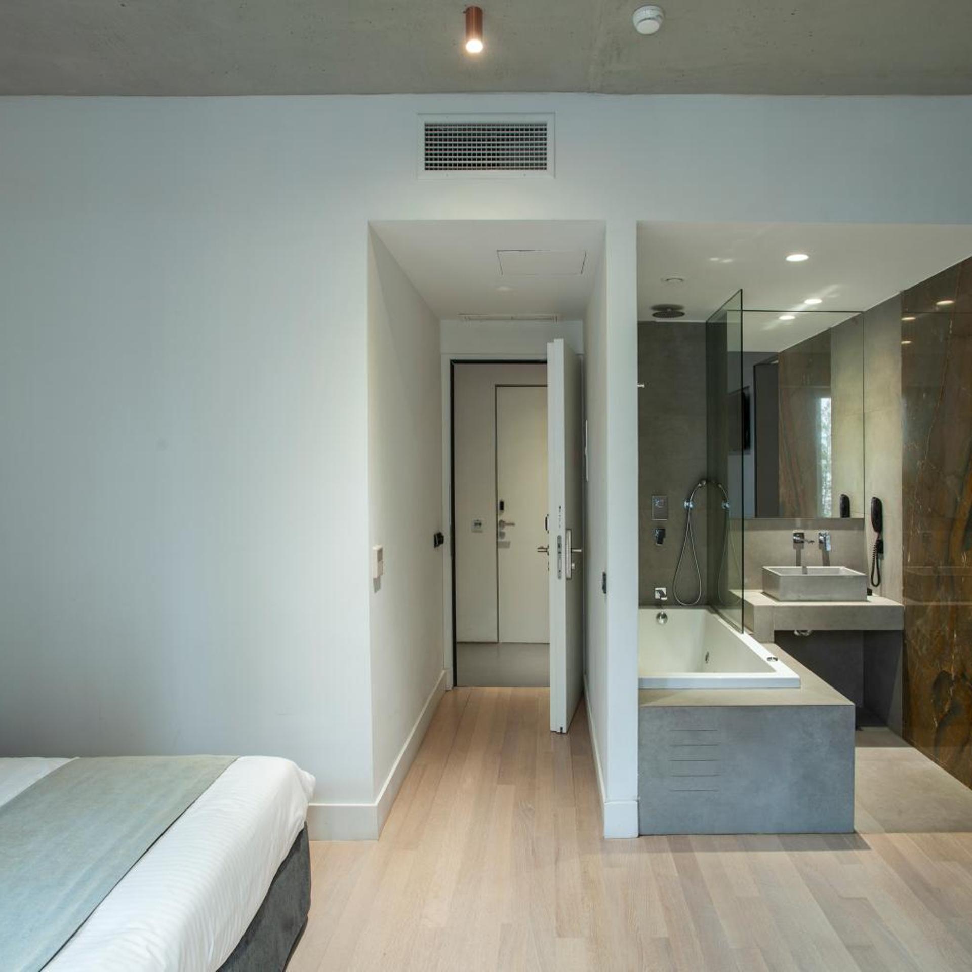 Room, Triple