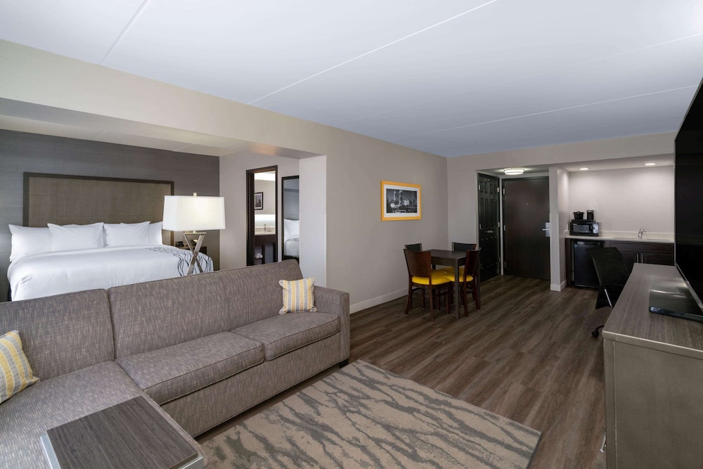 La Quinta Inn and Suites by Wyndham Raleigh Downtown North 22/47