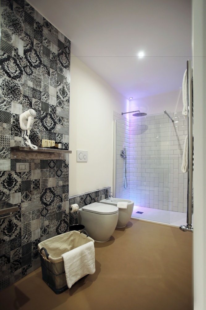 Trevi Contemporary Suite 42/42