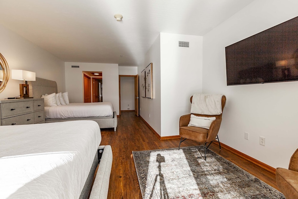 1 BEDROOM, CONDOMINIUM, SPA