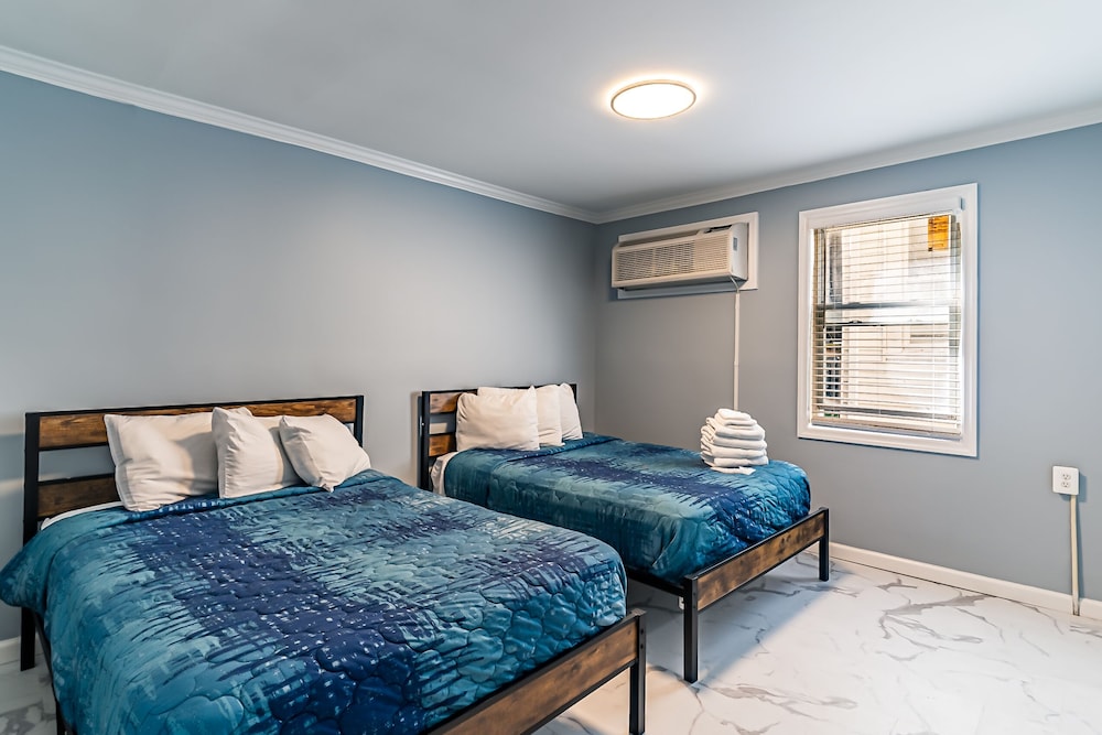 Boardwalk Hotel Charlee Beach House Rentals 10/50