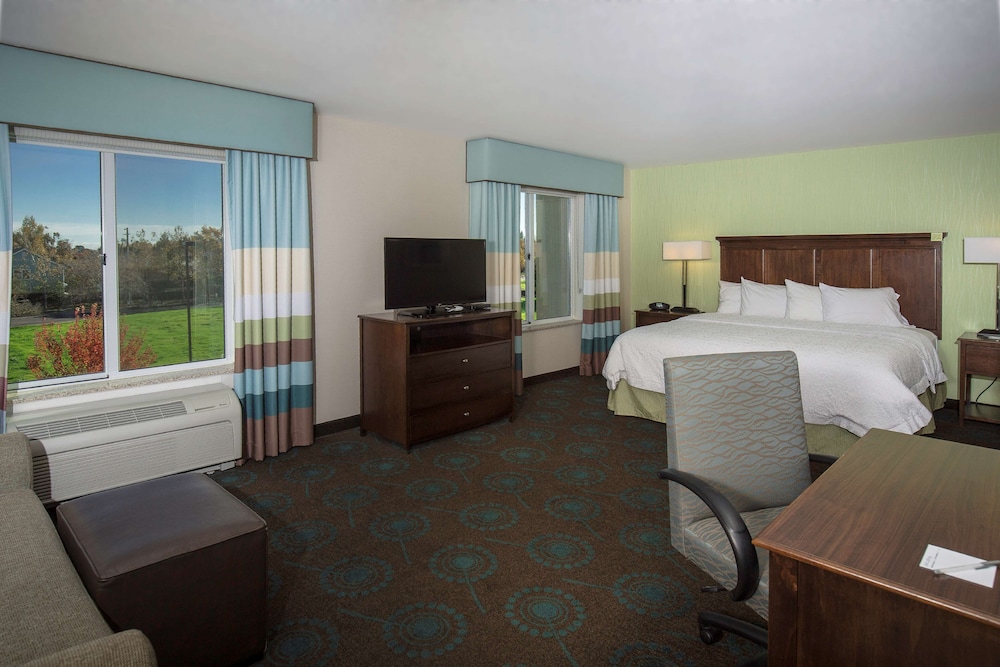 جناح بسرير كينج مع أريكة لذوي الإعاقة، Hampton Inn and Suites Suisun City Waterfront 2/3