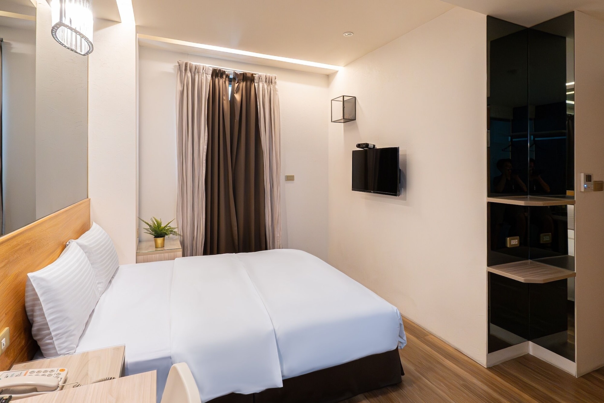 DELUXE, DOUBLE BED