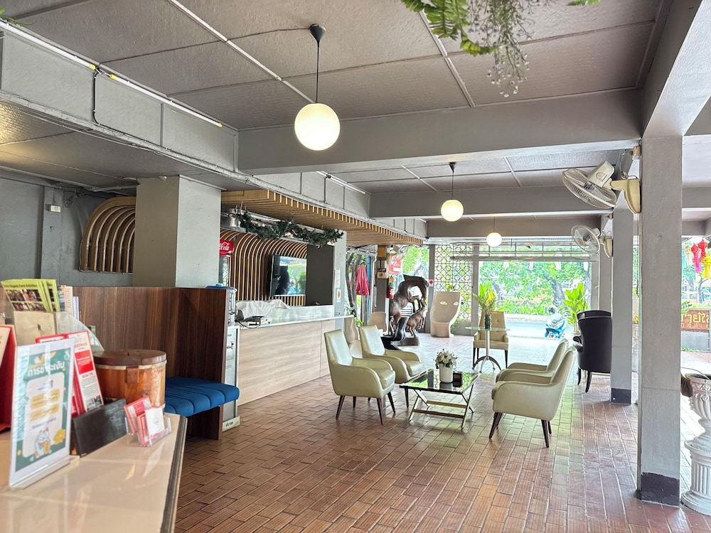 Collection O Khu Mueang near Tha Phae Gate formerly Lai Thai Guesthouse 39/64
