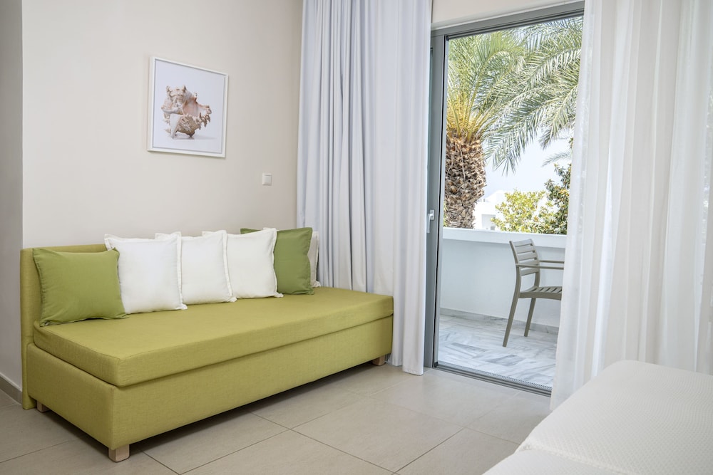 Maritimo Beach Hotel 50/65