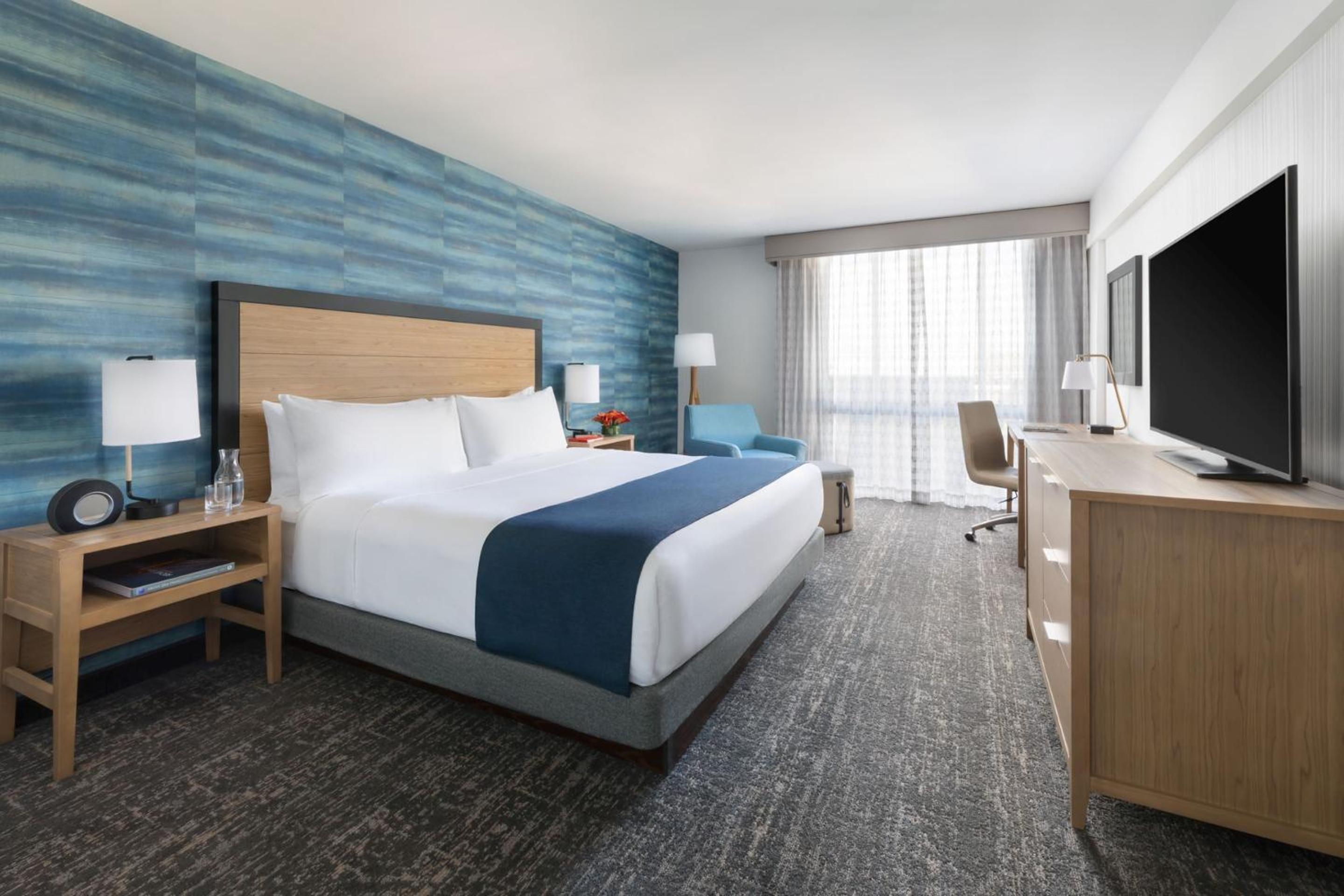 DELUXE, KING BED, ACCESSIBLE