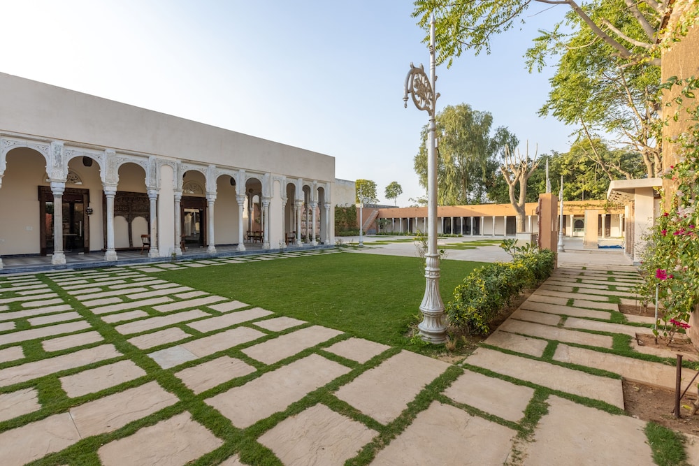 VIVAANA CULTURE HOTEL 48/50