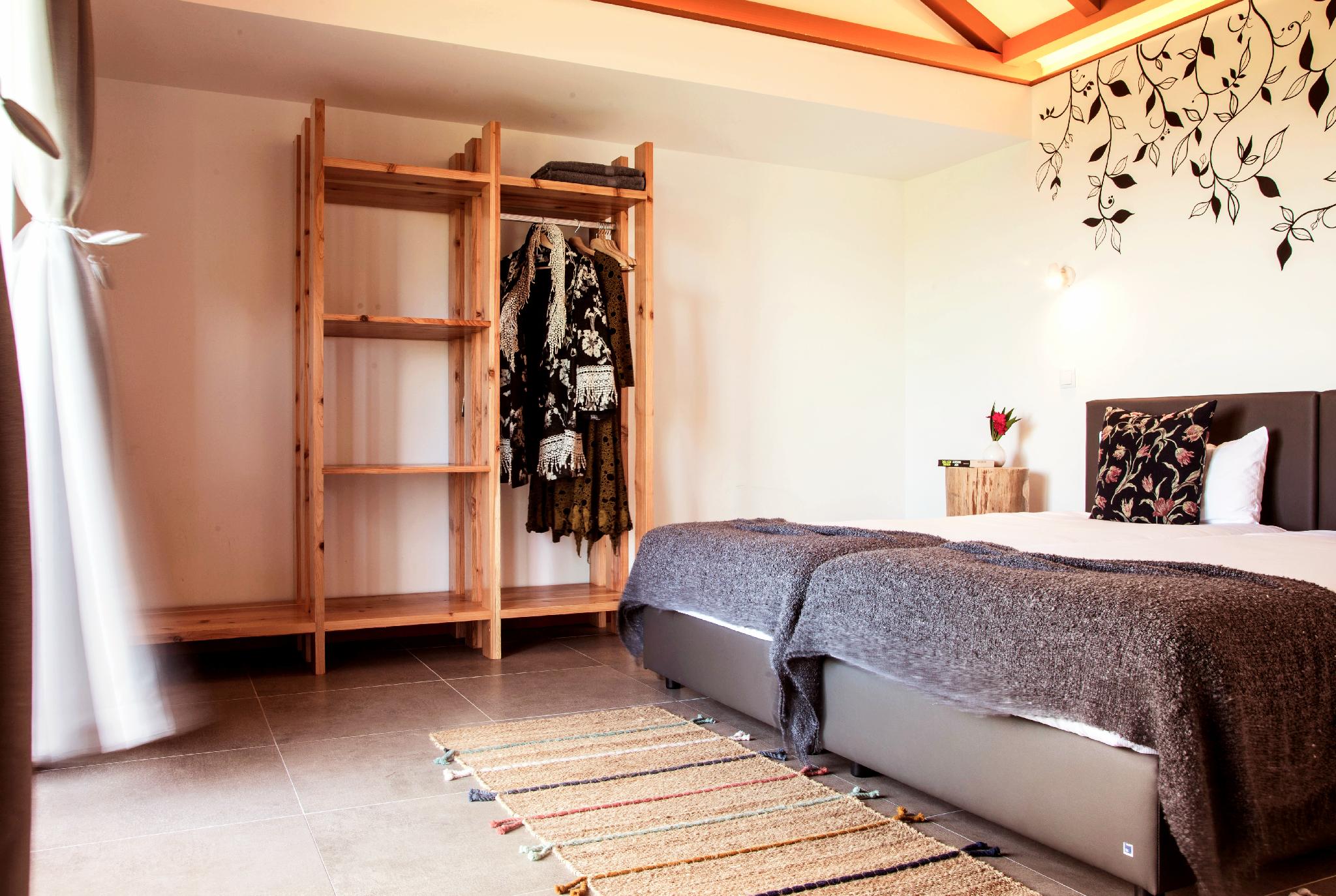 Lodge, Apartment